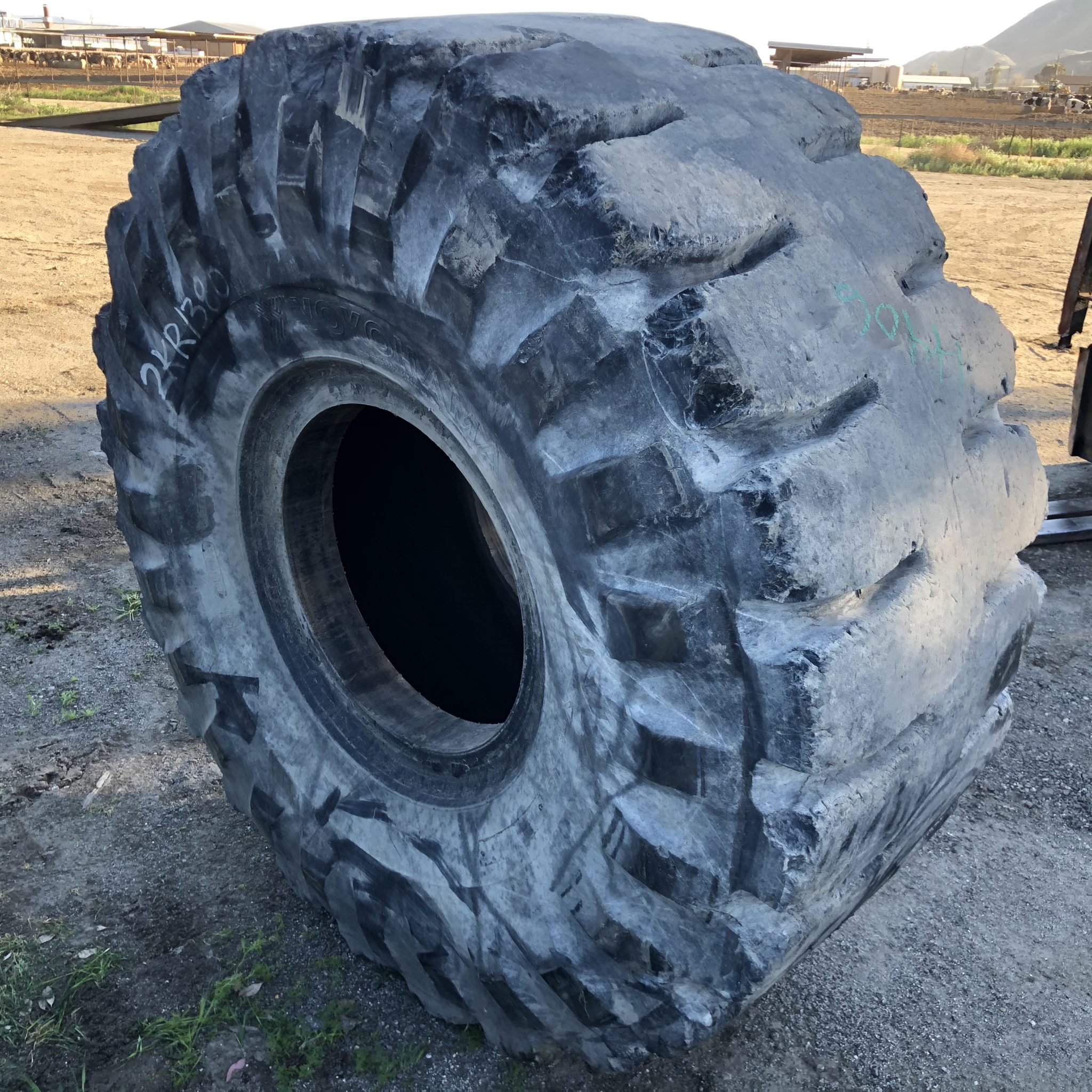 29.5X25 Yokohama OTR Tire L4 Y545 22Ply CONDITIONUsedTREAD DEPTH 58