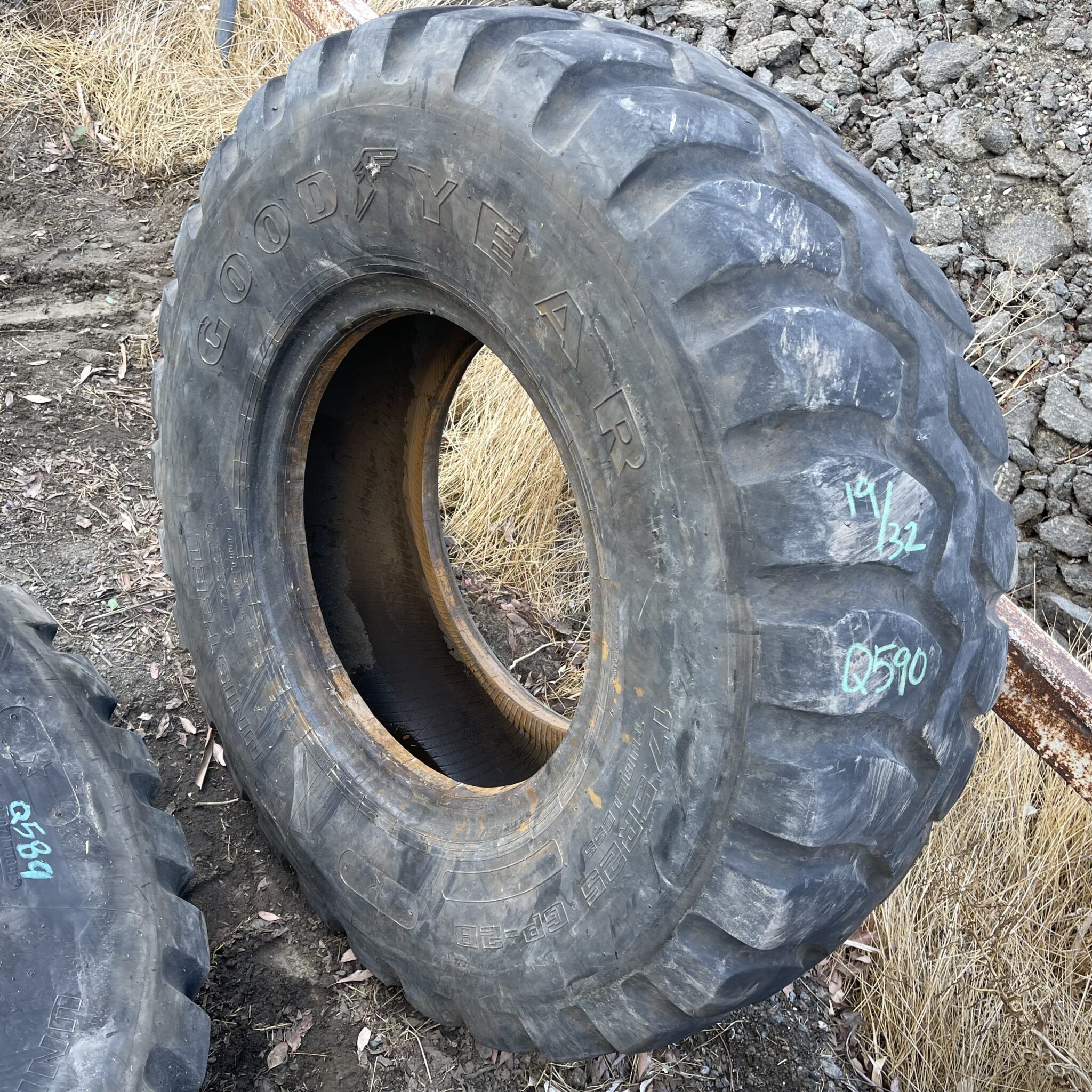 <font color='#da2127' font size ='2'><b>17.5R25 Goodyear OTR Tire E-3 L-3 G-3 GP2B 1-Star </font></b><br><font size ='1' color='grey'>CONDITION: </font><font size ='2'>Used<br><font size ='1' color='grey'>TREAD DEPTH:</font><font size ='2'> 19/32nds<br><font size ='1' color='grey'>DETAILS:</font><font size ='2'> Clean<br><font size ='1' color='grey'>REF #:</font><font size ='2'> Q590<br><font size ='1' color='grey'>LOCATION:</font><font size ='2'> San Jacinto, CA