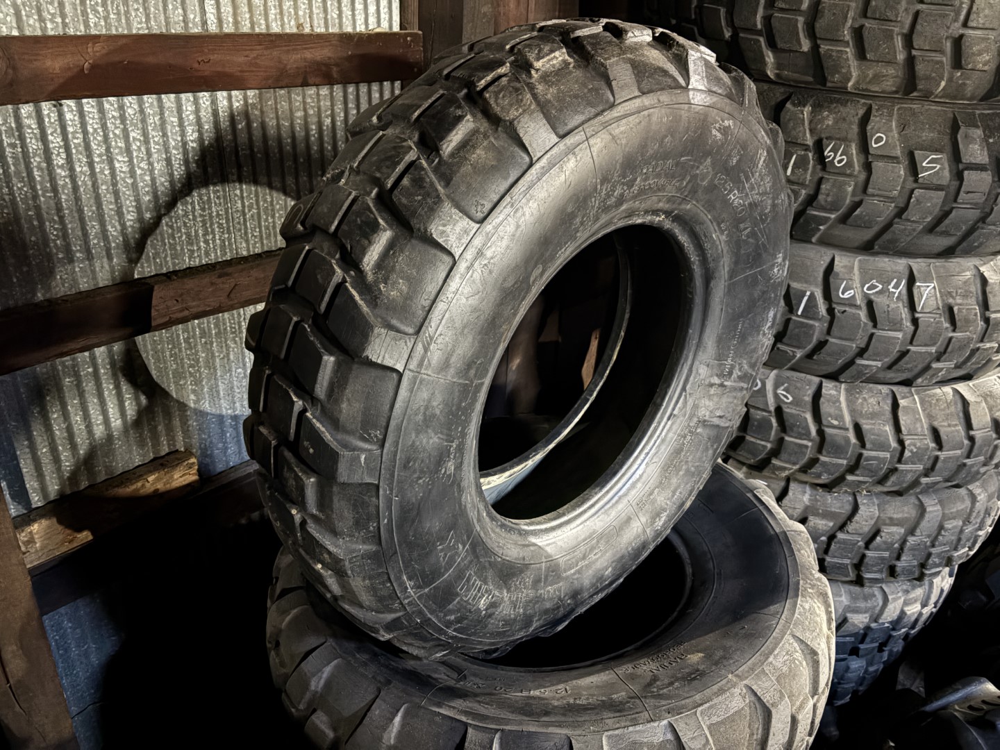 <font color='#da2127' font size ='2'><b>12.5R20 Michelin OTR Tire E-3 XL 12-Ply </font></b><br><font size ='1' color='grey'>CONDITION: </font><font size ='2'>Used<br><font size ='1' color='grey'>TREAD DEPTH:</font><font size ='2'> 18/32nds<br><font size ='1' color='grey'>DETAILS:</font><font size ='2'> Clean<br><font size ='1' color='grey'>REF #:</font><font size ='2'> G16648<br><font size ='1' color='grey'>LOCATION:</font><font size ='2'> St. Louis, MO