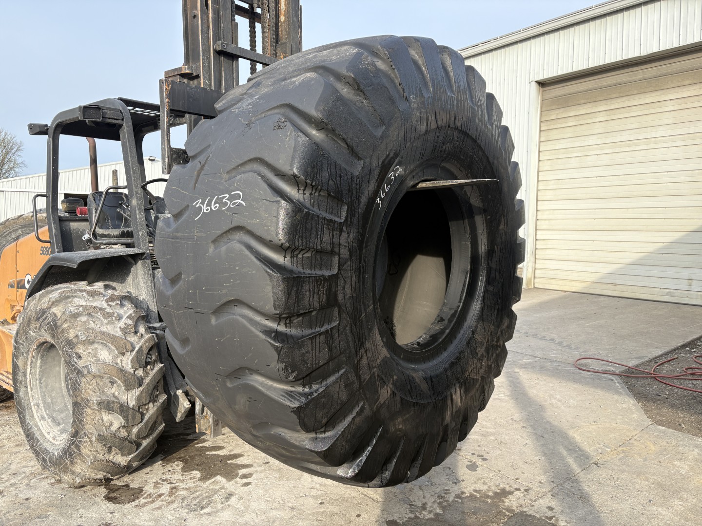 <font color='#da2127' font size ='2'><b>37.25X35 Yokohoma OTR Tire E-3 L-3 G-3 IND-3 Y67 36-Ply </font></b><br><font size ='1' color='grey'>CONDITION: </font><font size ='2'>Used <br><font size ='1' color='grey'>TREAD DEPTH:</font><font size ='2'> 30/32nds<br><font size ='1' color='grey'>DETAILS:</font><font size ='2'> Clean<br><font size ='1' color='grey'>REF #:</font><font size ='2'> G36632<br><font size ='1' color='grey'>LOCATION:</font><font size ='2'> St. Louis, MO