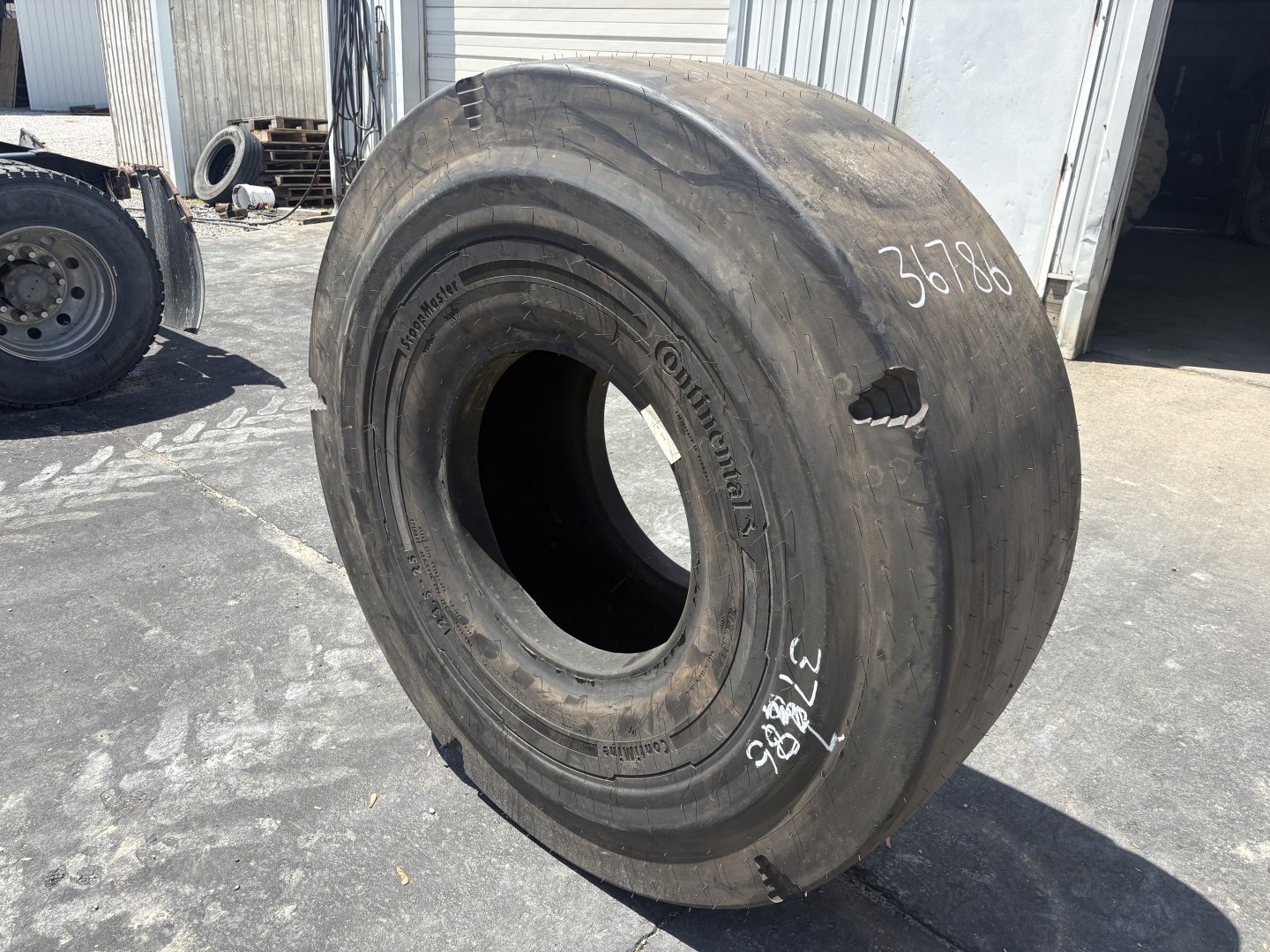 <font color='#da2127' font size ='2'><b>23.5X25 Continental OTR Tire L-5S ScoopMaster 32-Ply </font></b><br><font size ='1' color='grey'>CONDITION: </font><font size ='2'>New<br><font size ='1' color='grey'>TREAD DEPTH:</font><font size ='2'> 110/32nds<br><font size ='1' color='grey'>DETAILS:</font><font size ='2'> Unused<br><font size ='1' color='grey'>REF #:</font><font size ='2'> G36786<br><font size ='1' color='grey'>LOCATION:</font><font size ='2'> St. Louis, MO