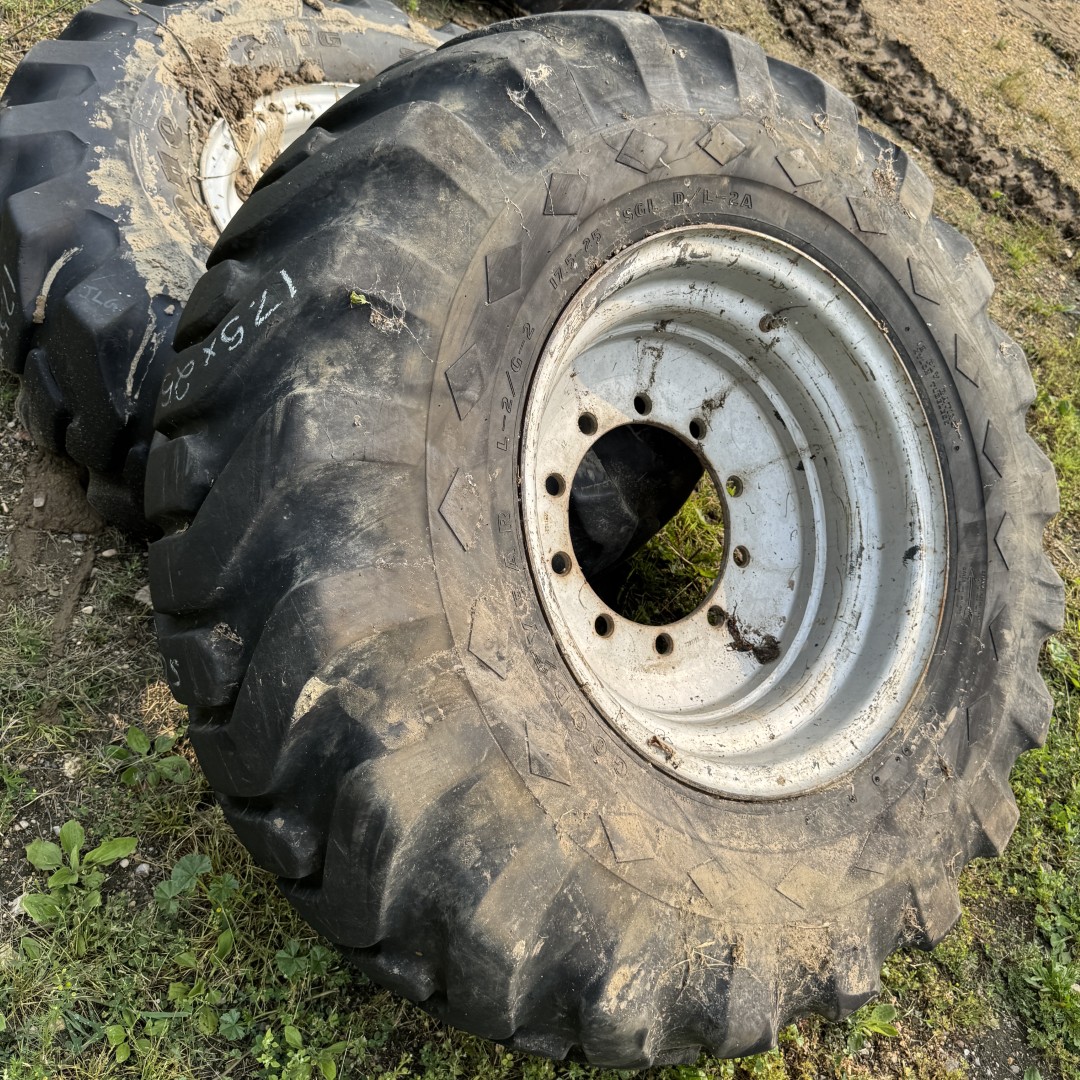 <font color='#da2127' font size ='2'><b>17.5X25 Goodyear OTR Tire E-2 L-2 G-2 SGL Sure Grip Lug 12-Ply </font></b><br><font size ='1' color='grey'>CONDITION: </font><font size ='2'>Used<br><font size ='1' color='grey'>TREAD DEPTH:</font><font size ='2'> 28/32nds<br><font size ='1' color='grey'>DETAILS:</font><font size ='2'> Clean, On Rim<br><font size ='1' color='grey'>REF #:</font><font size ='2'> SK128<br><font size ='1' color='grey'>LOCATION:</font><font size ='2'> Saskatoon, SK