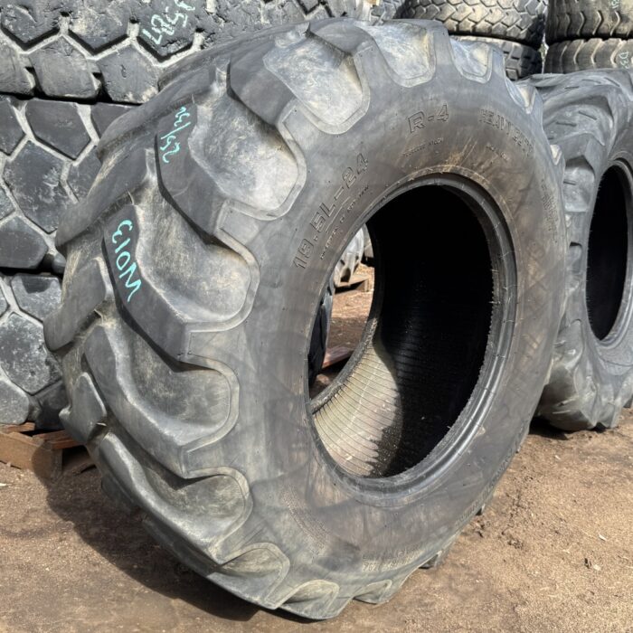 <font color='#da2127' font size ='2'><b>19.5L24 Armour OTR Tire R-4 Industrial Tractor Lug 12-Ply </font></b><br><font size ='1' color='grey'>CONDITION: </font><font size ='2'>Used<br><font size ='1' color='grey'>TREAD DEPTH:</font><font size ='2'>  25/32nds<br><font size ='1' color='grey'>DETAILS:</font><font size ='2'> Clean<br><font size ='1' color='grey'>REF #:</font><font size ='2'> W013<br><font size ='1' color='grey'>LOCATION:</font><font size ='2'> San Jacinto, CA