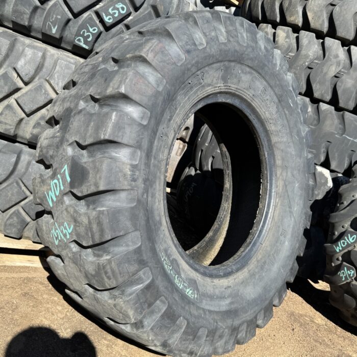 <font color='#da2127' font size ='2'><b>17.5X25 Samson OTR Tire E-3 L-3 E3/L3 12-Ply </font></b><br><font size ='1' color='grey'>CONDITION: </font><font size ='2'>Used<br><font size ='1' color='grey'>TREAD DEPTH:</font><font size ='2'>  25/32nds<br><font size ='1' color='grey'>DETAILS:</font><font size ='2'> Clean, Mild Delamination<br><font size ='1' color='grey'>REF #:</font><font size ='2'> W017<br><font size ='1' color='grey'>LOCATION:</font><font size ='2'> San Jacinto, CA