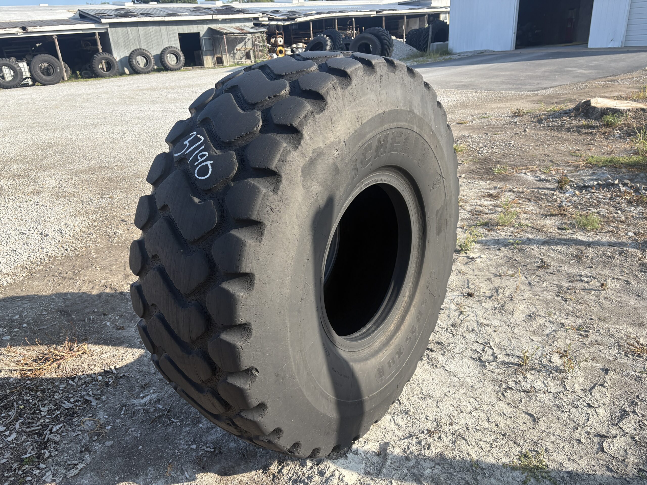 <font color='#da2127' font size ='2'><b>23.5R25 Michelin OTR Tire E-3 L-3 XHA 1-Star </font></b><br><font size ='1' color='grey'>CONDITION: </font><font size ='2'>Used<br><font size ='1' color='grey'>TREAD DEPTH:</font><font size ='2'> 21/32nds<br><font size ='1' color='grey'>DETAILS:</font><font size ='2'> 1-Sidewall Section<br><font size ='1' color='grey'>REF #:</font><font size ='2'> G37190<br><font size ='1' color='grey'>LOCATION:</font><font size ='2'> St. Louis, MO