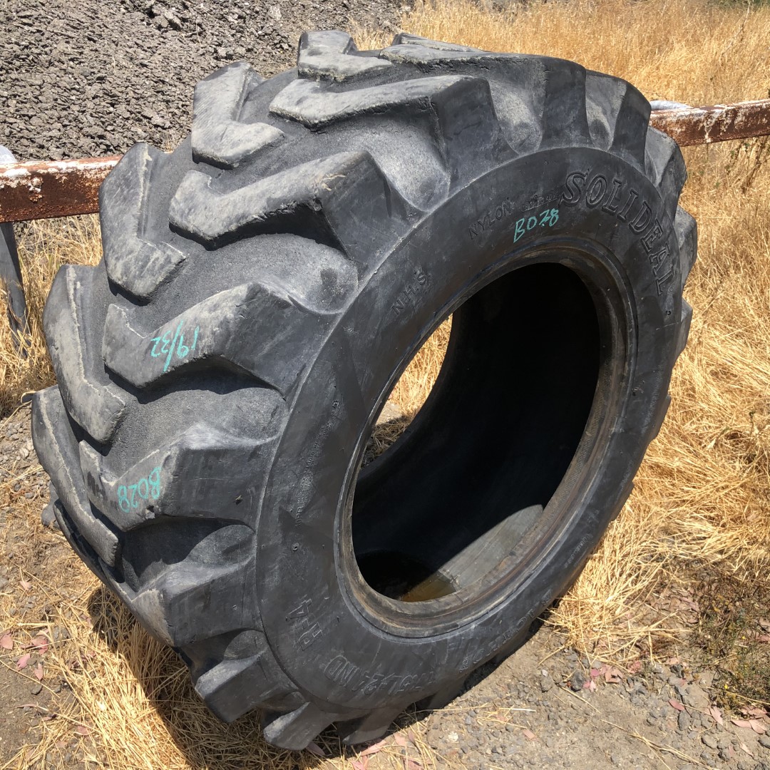 <font color='#da2127' font size ='2'><b>17.5L24 Solideal OTR Tire R-4 R4 10-Ply </font></b><br><font size ='1' color='grey'>CONDITION: </font><font size ='2'>Used<br><font size ='1' color='grey'>TREAD DEPTH:</font><font size ='2'> 19/32nds<br><font size ='1' color='grey'>DETAILS:</font><font size ='2'> Clean, Weathered Tread<br><font size ='1' color='grey'>REF #:</font><font size ='2'> B028<br><font size ='1' color='grey'>LOCATION:</font><font size ='2'> San Jacinto, CA