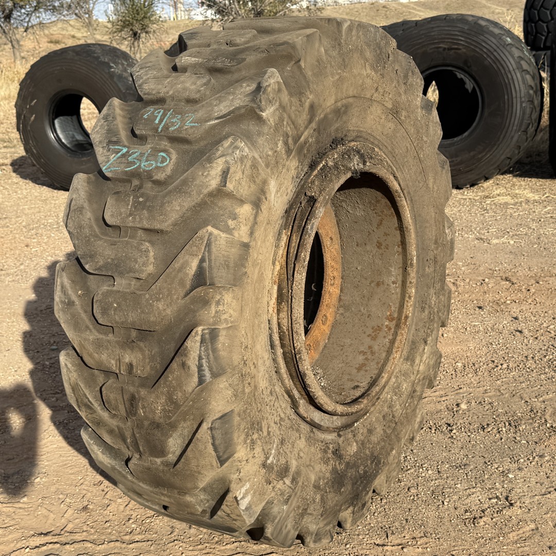 <font color='#da2127' font size ='2'><b>17.5X25 Samson OTR Tire E-2 L-2 G-2 Traction Regular 16-Ply </font></b><br><font size ='1' color='grey'>CONDITION: </font><font size ='2'>Used<br><font size ='1' color='grey'>TREAD DEPTH:</font><font size ='2'> 29/32nds<br><font size ='1' color='grey'>DETAILS:</font><font size ='2'> Clean, On Rim<br><font size ='1' color='grey'>REF #:</font><font size ='2'> Z360<br><font size ='1' color='grey'>LOCATION:</font><font size ='2'> Amarillo, TX