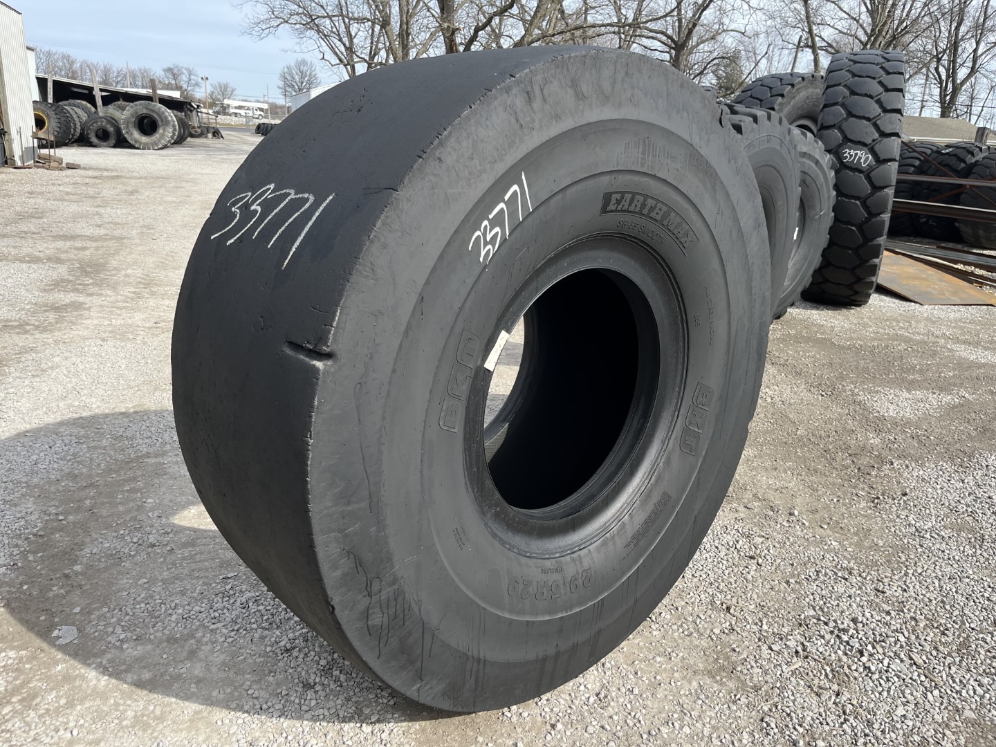 29.5R29 BKT OTR Tire L5S Earthmax SR 55 2 Star CONDITIONUsedTREAD