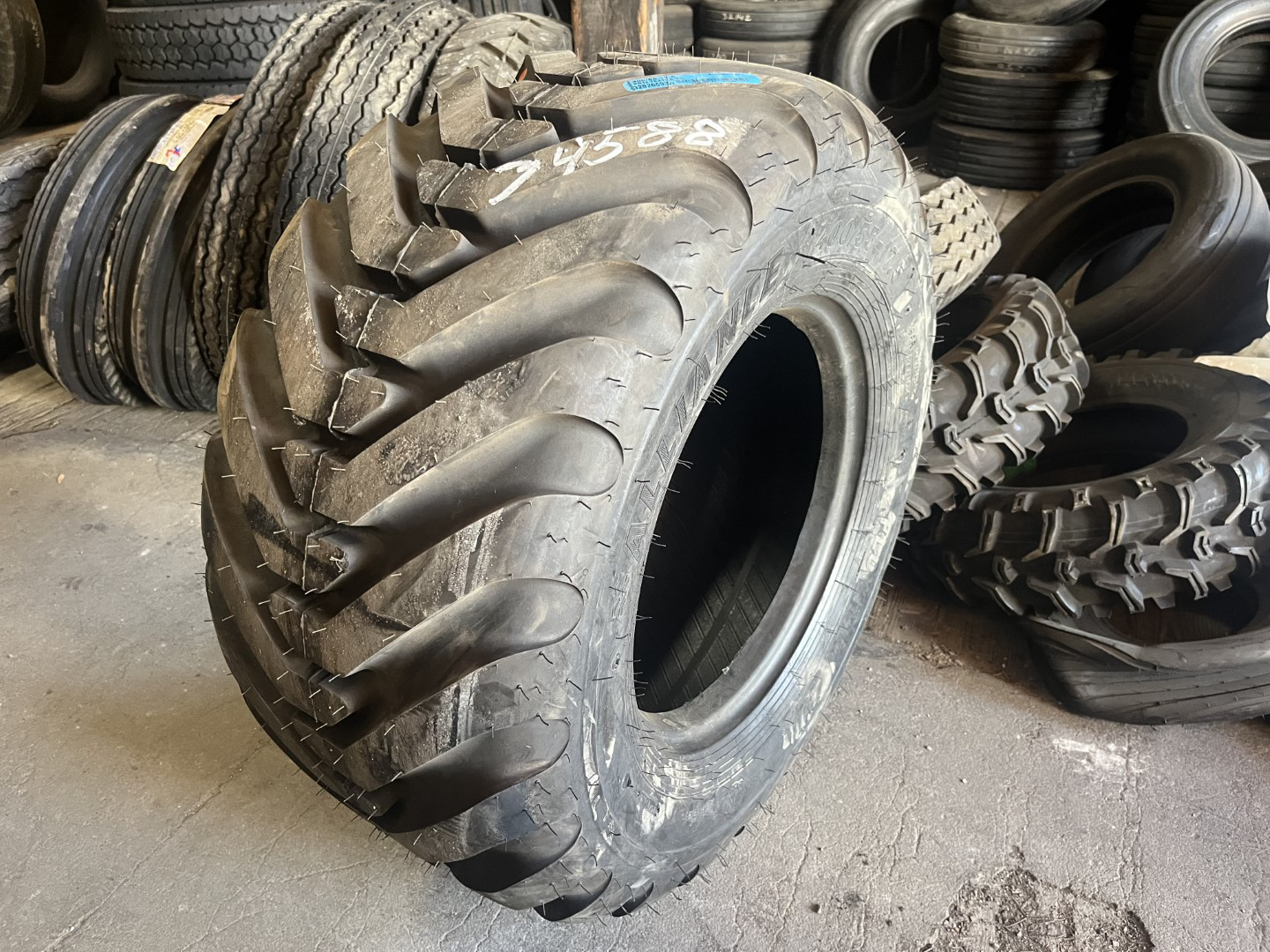 400/55X17.5 Alliance OTR Tire I3 Flotation 328 16Ply CONDITION