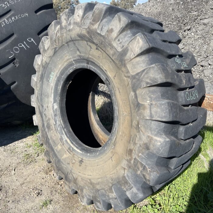 <font color='#da2127' font size ='2'><b>23.5X25 Samson OTR Tire E-2 L-2 G-2 Traction Regular 20-Ply </font></b><br><font size ='1' color='grey'>CONDITION: </font><font size ='2'>Used<br><font size ='1' color='grey'>TREAD DEPTH:</font><font size ='2'>  40/32nds<br><font size ='1' color='grey'>DETAILS:</font><font size ='2'> Clean<br><font size ='1' color='grey'>REF #:</font><font size ='2'> Q689<br><font size ='1' color='grey'>LOCATION:</font><font size ='2'> Fowler, CA