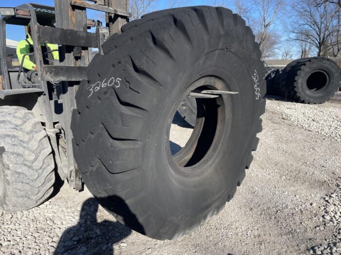 <font color='#da2127' font size ='2'><b>27.00X33 Uniroyal OTR Tire E-3 L-3 G-3 Con-Trak-Tor SRT Full Lug 30-Ply </font></b><br><font size ='1' color='grey'>CONDITION: </font><font size ='2'>Used<br><font size ='1' color='grey'>TREAD DEPTH:</font><font size ='2'>  25/32nds<br><font size ='1' color='grey'>DETAILS:</font><font size ='2'> Clean Aged<br><font size ='1' color='grey'>REF #:</font><font size ='2'> G32605<br><font size ='1' color='grey'>LOCATION:</font><font size ='2'> St. Louis, MO