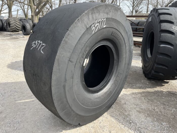 <font color='#da2127' font size ='2'><b>29.5R29 BKT OTR Tire L-5S Earthmax SR 55 SR55 2-Star </font></b><br><font size ='1' color='grey'>CONDITION: </font><font size ='2'>Used<br><font size ='1' color='grey'>TREAD DEPTH:</font><font size ='2'>  48/32nds<br><font size ='1' color='grey'>DETAILS:</font><font size ='2'> Clean, Sidewall Flex Cracks on One Side<br><font size ='1' color='grey'>REF #:</font><font size ='2'> G33772<br><font size ='1' color='grey'>LOCATION:</font><font size ='2'> St. Louis, MO
