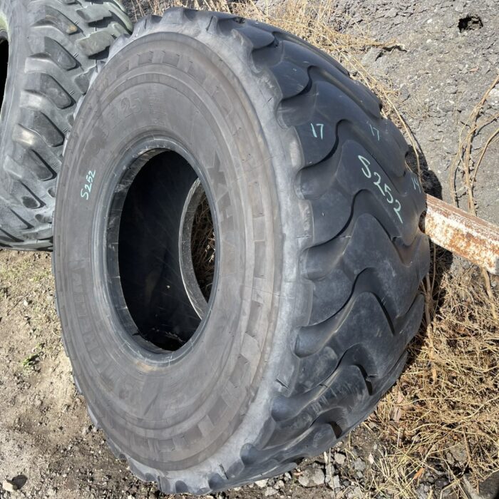 <font color='#da2127' font size ='2'><b>20.5R25 Michelin OTR Tire E-3 L-3 XHA2 1-Star </font></b><br><font size ='1' color='grey'>CONDITION: </font><font size ='2'>Used<br><font size ='1' color='grey'>TREAD DEPTH:</font><font size ='2'>  16/32nds<br><font size ='1' color='grey'>DETAILS:</font><font size ='2'> Clean, Cosmetic Sidewall Wear on One Side<br><font size ='1' color='grey'>REF #:</font><font size ='2'> S252<br><font size ='1' color='grey'>LOCATION:</font><font size ='2'> Mayfield, KY