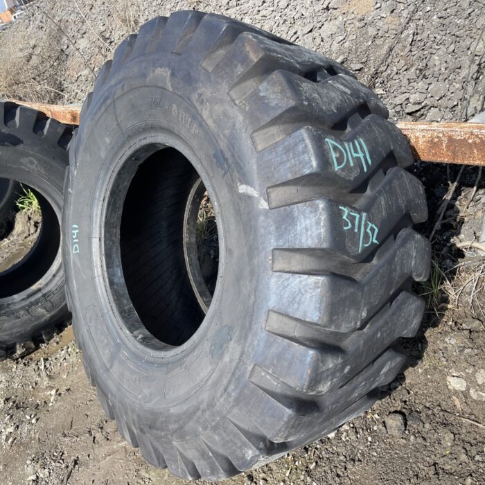 <font color='#da2127' font size ='2'><b>20.5X25 JCB OTR Tire E-3 L-3 XL Grip 16-Ply </font></b><br><font size ='1' color='grey'>CONDITION: </font><font size ='2'>Used<br><font size ='1' color='grey'>TREAD DEPTH:</font><font size ='2'>  37/32nds<br><font size ='1' color='grey'>DETAILS:</font><font size ='2'> Clean<br><font size ='1' color='grey'>REF #:</font><font size ='2'> D141<br><font size ='1' color='grey'>LOCATION:</font><font size ='2'> Shidler, OK