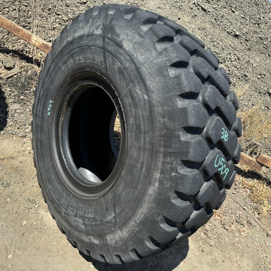 <font color='#da2127' font size ='2'><b>23.5R25 Michelin OTR Tire E-3 L-3 XHA 1-Star </font></b><br><font size ='1' color='grey'>CONDITION: </font><font size ='2'>Used<br><font size ='1' color='grey'>TREAD DEPTH:</font><font size ='2'> 38/32nds<br><font size ='1' color='grey'>DETAILS:</font><font size ='2'> 1-Sidewall Section, Tread Spot<br><font size ='1' color='grey'>REF #:</font><font size ='2'> U509<br><font size ='1' color='grey'>LOCATION:</font><font size ='2'> Oak Hill, OH