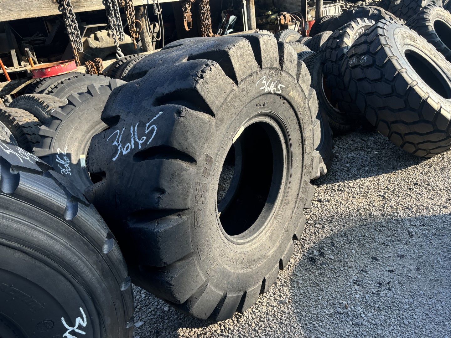 <font color='#da2127' font size ='2'><b>20.5X25 General OTR Tire L-5 LD250 20-Ply </font></b><br><font size ='1' color='grey'>CONDITION: </font><font size ='2'>Used<br><font size ='1' color='grey'>TREAD DEPTH:</font><font size ='2'> 50/32nds<br><font size ='1' color='grey'>DETAILS:</font><font size ='2'> 3-Tread Sections<br><font size ='1' color='grey'>REF #:</font><font size ='2'> G36165<br><font size ='1' color='grey'>LOCATION:</font><font size ='2'> St. Louis, MO