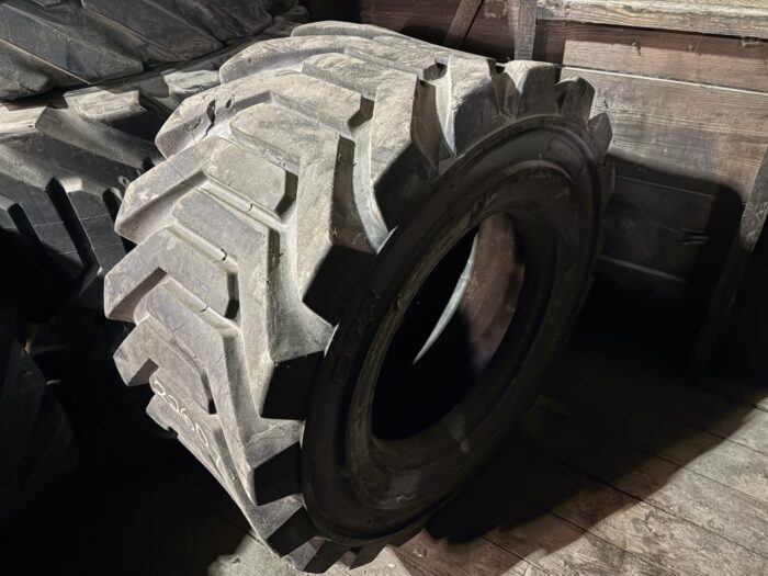 <font color='#da2127' font size ='2'><b>445/55D19.5 Outrigger OTR Tire R-4 R4 16-Ply </font></b><br><font size ='1' color='grey'>CONDITION: </font><font size ='2'>Used <br><font size ='1' color='grey'>TREAD DEPTH:</font><font size ='2'>  23/32nds<br><font size ='1' color='grey'>DETAILS:</font><font size ='2'> Clean, Bead Spot<br><font size ='1' color='grey'>REF #:</font><font size ='2'> G22607<br><font size ='1' color='grey'>LOCATION:</font><font size ='2'> St. Louis, MO