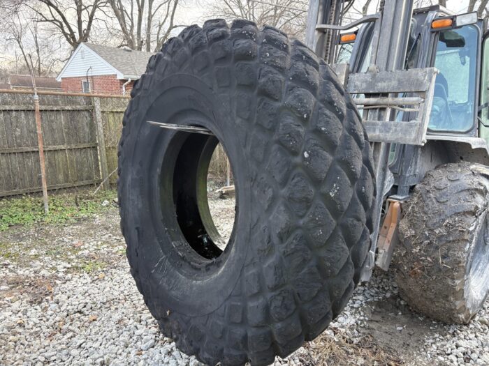 <font color='#da2127' font size ='2'><b>24.00X33 Goodyear OTR Tire R-3 All Weather 24-Ply </font></b><br><font size ='1' color='grey'>CONDITION: </font><font size ='2'>Used<br><font size ='1' color='grey'>TREAD DEPTH:</font><font size ='2'>  37/32nds<br><font size ='1' color='grey'>DETAILS:</font><font size ='2'> Clean, Tread Spots, TubeType<br><font size ='1' color='grey'>REF #:</font><font size ='2'> G33416<br><font size ='1' color='grey'>LOCATION:</font><font size ='2'> St. Louis, MO