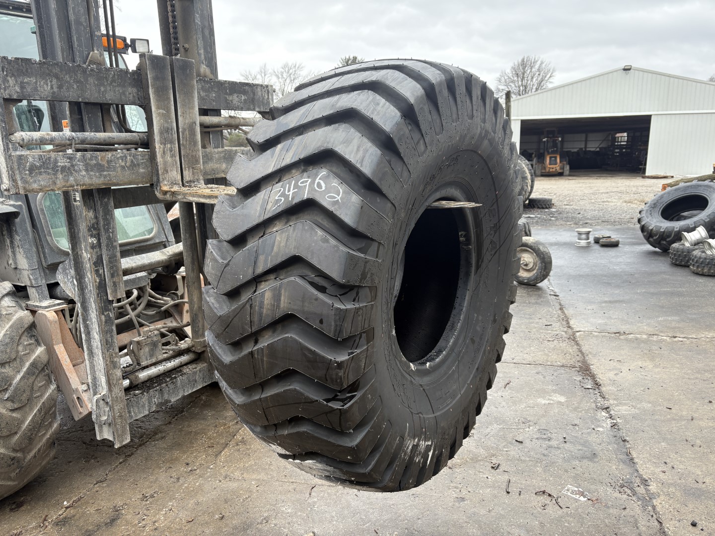 <font color='#da2127' font size ='2'><b>23.5X25 Specialty Tires of America OTR Tire E-3 L-3 G-3 Rock Service 20-Ply </font></b><br><font size ='1' color='grey'>CONDITION: </font><font size ='2'>New<br><font size ='1' color='grey'>TREAD DEPTH:</font><font size ='2'> 44/32nds<br><font size ='1' color='grey'>DETAILS:</font><font size ='2'> Unused<br><font size ='1' color='grey'>REF #:</font><font size ='2'> G34962<br><font size ='1' color='grey'>LOCATION:</font><font size ='2'> St. Louis, MO