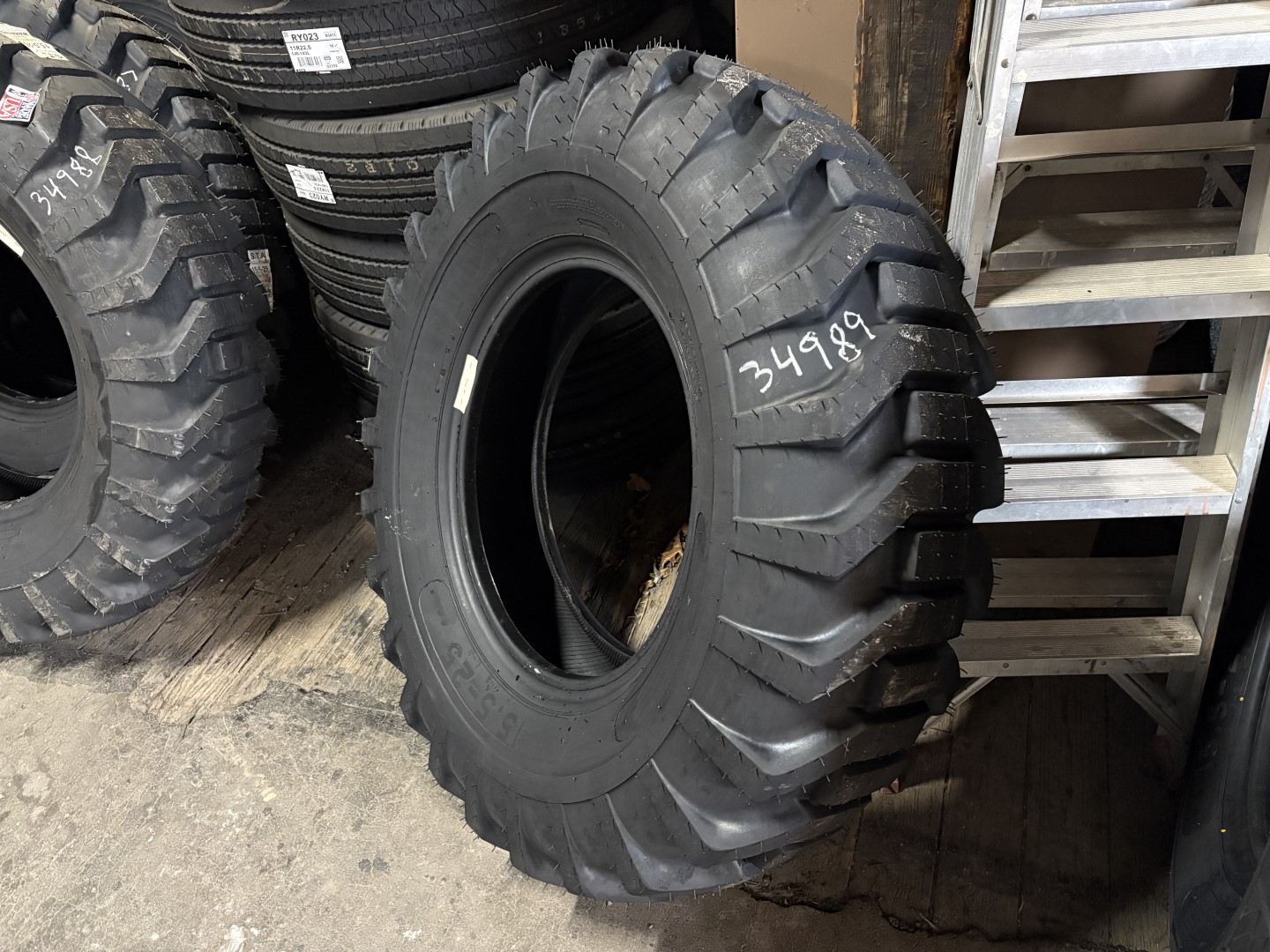 <font color='#da2127' font size ='2'><b>15.5X25 Specialty Tires of America OTR Tire E-2 L-2 G-2 R-4 American Contractor 12-Ply </font></b><br><font size ='1' color='grey'>CONDITION: </font><font size ='2'>New<br><font size ='1' color='grey'>TREAD DEPTH:</font><font size ='2'>  28/32nds<br><font size ='1' color='grey'>DETAILS:</font><font size ='2'> Unused<br><font size ='1' color='grey'>REF #:</font><font size ='2'> G34989<br><font size ='1' color='grey'>LOCATION:</font><font size ='2'> St. Louis, MO