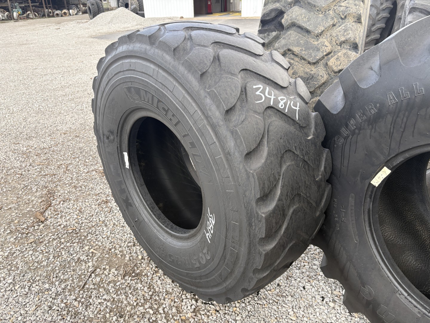 <font color='#da2127' font size ='2'><b>20.5R25 Michelin OTR Tire E-3 L-3 XHA2 1-Star </font></b><br><font size ='1' color='grey'>CONDITION: </font><font size ='2'>Used<br><font size ='1' color='grey'>TREAD DEPTH:</font><font size ='2'> 16/32nds<br><font size ='1' color='grey'>DETAILS:</font><font size ='2'> Clean, Sidewall Spot<br><font size ='1' color='grey'>REF #:</font><font size ='2'> G34814<br><font size ='1' color='grey'>LOCATION:</font><font size ='2'> St. Louis, MO