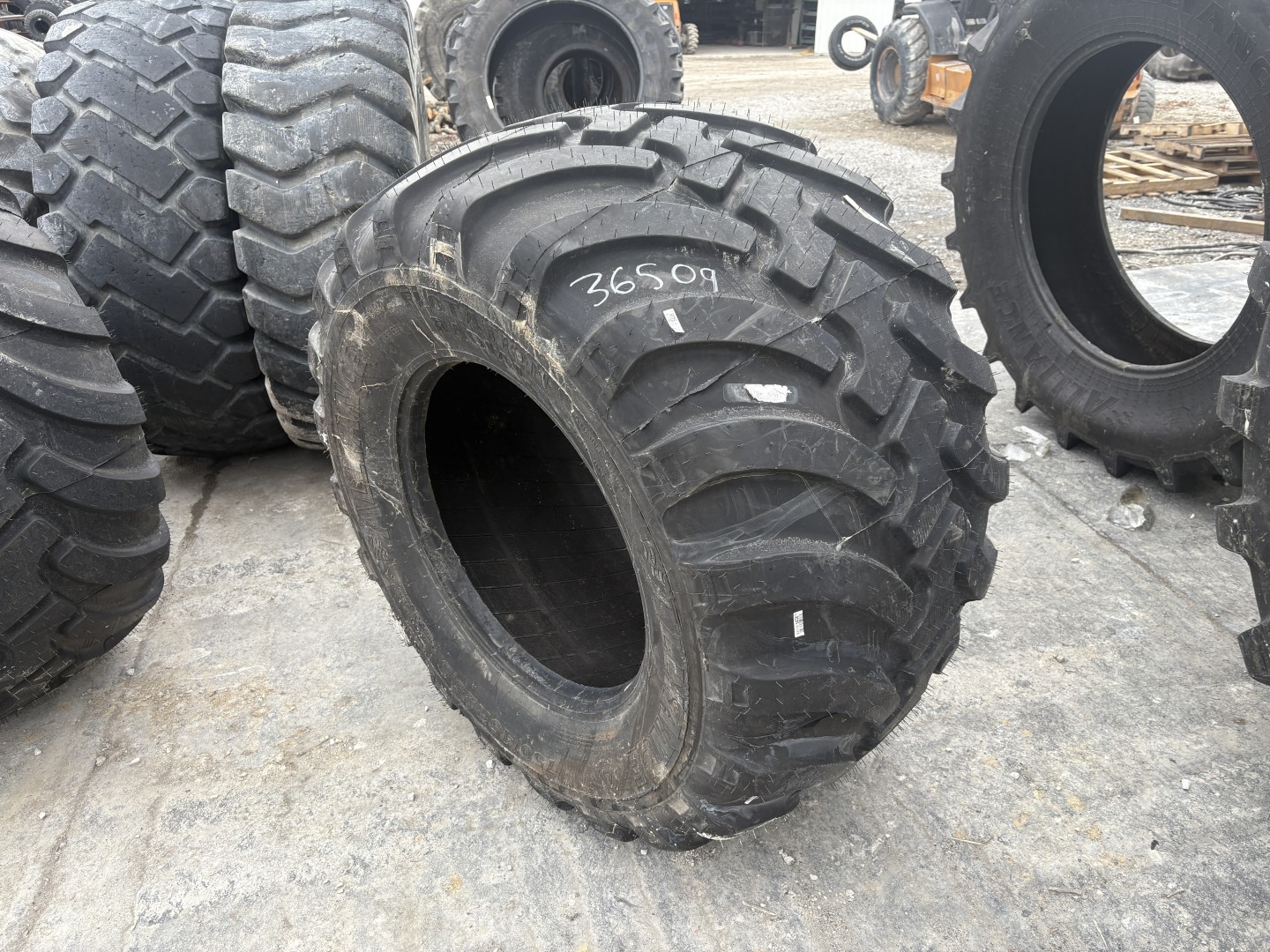 <font color='#da2127' font size ='2'><b>750/45R26.5 Alliance OTR Tire I-2 I-3 A380 Flotation 173D </font></b><br><font size ='1' color='grey'>CONDITION: </font><font size ='2'>New <br><font size ='1' color='grey'>TREAD DEPTH:</font><font size ='2'> 30/32nds<br><font size ='1' color='grey'>DETAILS:</font><font size ='2'> Unused<br><font size ='1' color='grey'>REF #:</font><font size ='2'> G36509<br><font size ='1' color='grey'>LOCATION:</font><font size ='2'> St. Louis, MO