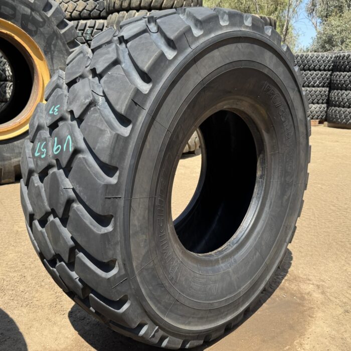 <font color='#da2127' font size ='2'><b>550/65R25 Michelin OTR Tire L-3 XLD 1-Star </font></b><br><font size ='1' color='grey'>CONDITION: </font><font size ='2'>Used<br><font size ='1' color='grey'>TREAD DEPTH:</font><font size ='2'>  37/32nds<br><font size ='1' color='grey'>DETAILS:</font><font size ='2'> Clean<br><font size ='1' color='grey'>REF #:</font><font size ='2'> U957<br><font size ='1' color='grey'>LOCATION:</font><font size ='2'> San Jacinto, CA