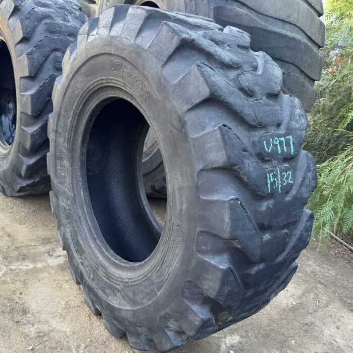 <font color='#da2127' font size ='2'><b>17.5X25 Samson OTR Tire E-2 L-2 G-2 Traction Regular 16-Ply </font></b><br><font size ='1' color='grey'>CONDITION: </font><font size ='2'>Used<br><font size ='1' color='grey'>TREAD DEPTH:</font><font size ='2'>  15/32nds<br><font size ='1' color='grey'>DETAILS:</font><font size ='2'> Clean, Delamination<br><font size ='1' color='grey'>REF #:</font><font size ='2'> U977<br><font size ='1' color='grey'>LOCATION:</font><font size ='2'> San Jacinto, CA