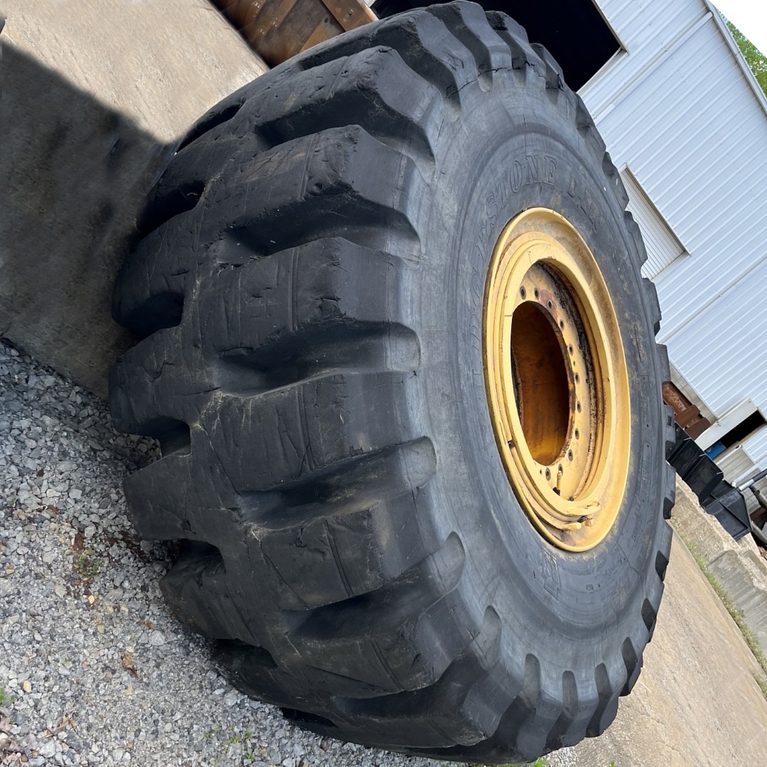 <font color='#da2127' font size ='2'><b>33.25X35 Bridgestone OTR Tire L-5 DLUG 32-Ply </font></b><br><font size ='1' color='grey'>CONDITION: </font><font size ='2'>Used<br><font size ='1' color='grey'>TREAD DEPTH:</font><font size ='2'> 100/32nds<br><font size ='1' color='grey'>DETAILS:</font><font size ='2'> Clean, On Rim<br><font size ='1' color='grey'>REF #:</font><font size ='2'> Z460<br><font size ='1' color='grey'>LOCATION:</font><font size ='2'> Lisbon, OH